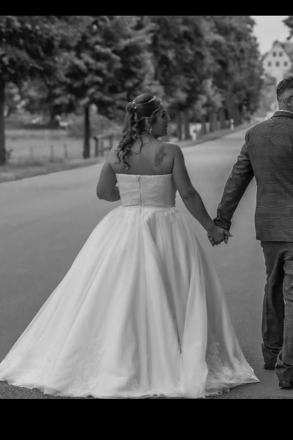 Dressystars Plus Size Wedding Dresses Sweetheart Neck A Line Bridal Gowns with Lace Appliques