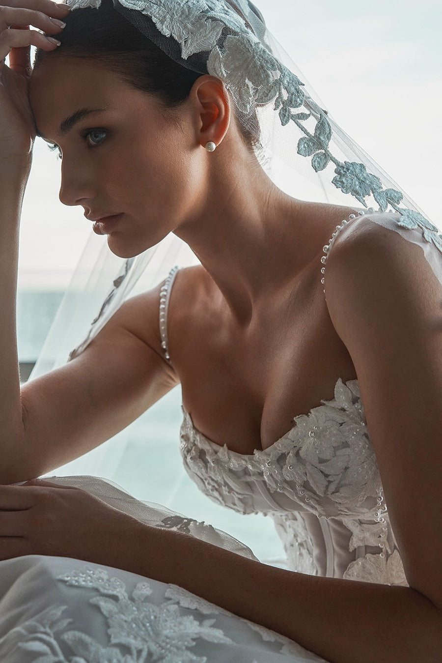 Dressystars Spaghetti Straps Wedding Dress A Line Bridal Gown with Beaded Lace Appliques