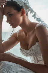 Dressystars Spaghetti Straps Wedding Dress A Line Bridal Gown with Beaded Lace Appliques