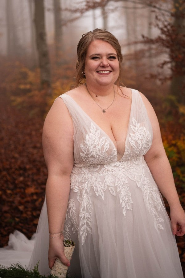 Dressystars V Neck Beach Plus Size Wedding Dress A Line Tulle Bridal Gown with Lace Appliques