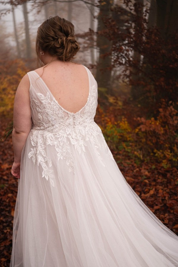 Dressystars V Neck Beach Plus Size Wedding Dress A Line Tulle Bridal Gown with Lace Appliques