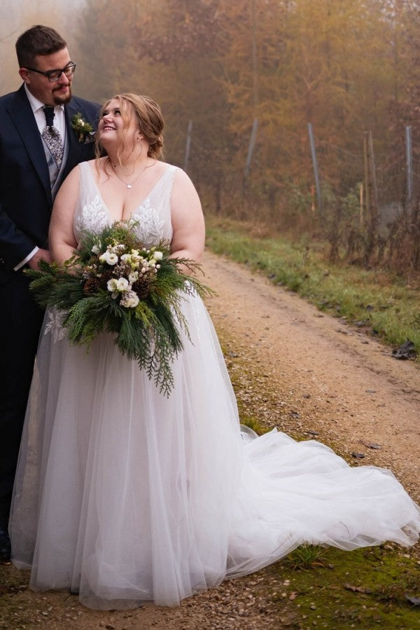 Dressystars V Neck Beach Plus Size Wedding Dress A Line Tulle Bridal Gown with Lace Appliques