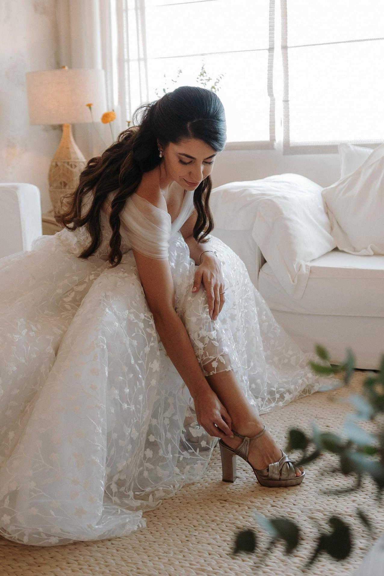 Dressystars White Wedding Dress A Line Lace Strapless Off The Shoulder Sleeveless Ball Gown Tulle Bridal Gown