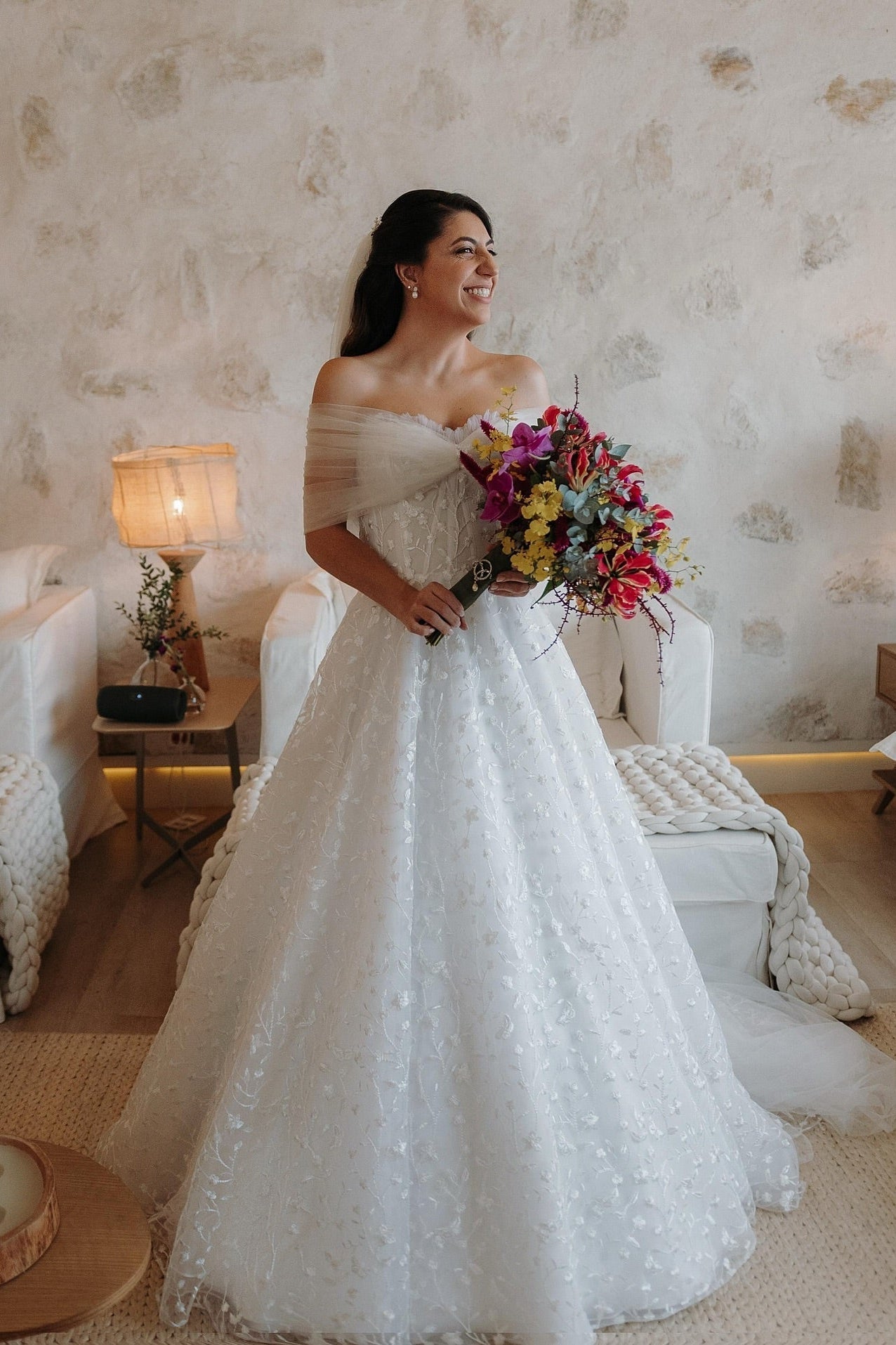 Dressystars White Wedding Dress A Line Lace Strapless Off The Shoulder Sleeveless Ball Gown Tulle Bridal Gown