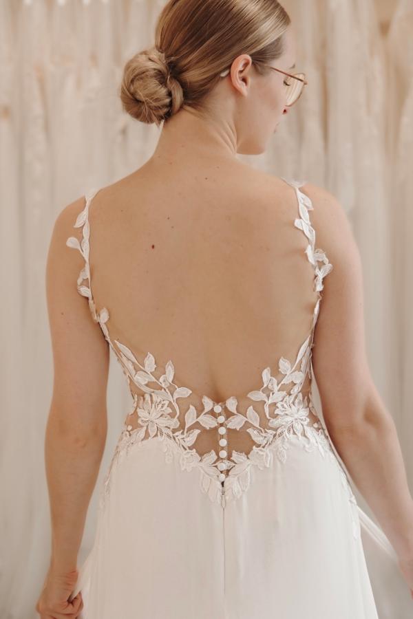 Dressystars White Wedding Dress A Line Spaghetti Strap V Neck Sleeveless Chiffon Split Front Bridal Gown With Appliques