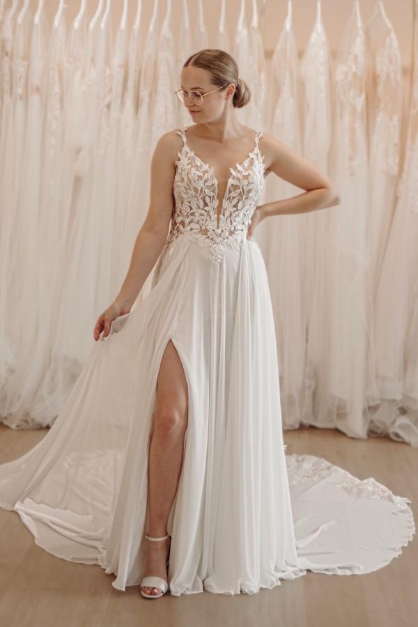 Dressystars White Wedding Dress A Line Spaghetti Strap V Neck Sleeveless Chiffon Split Front Bridal Gown With Appliques