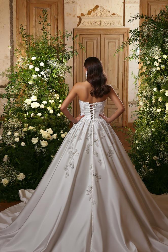 Dressystars White Wedding Dress A Line Strapless Beaded Ball Gown Sleeveless Cathedral Train Satin Bridal Gown With 3D Flowers