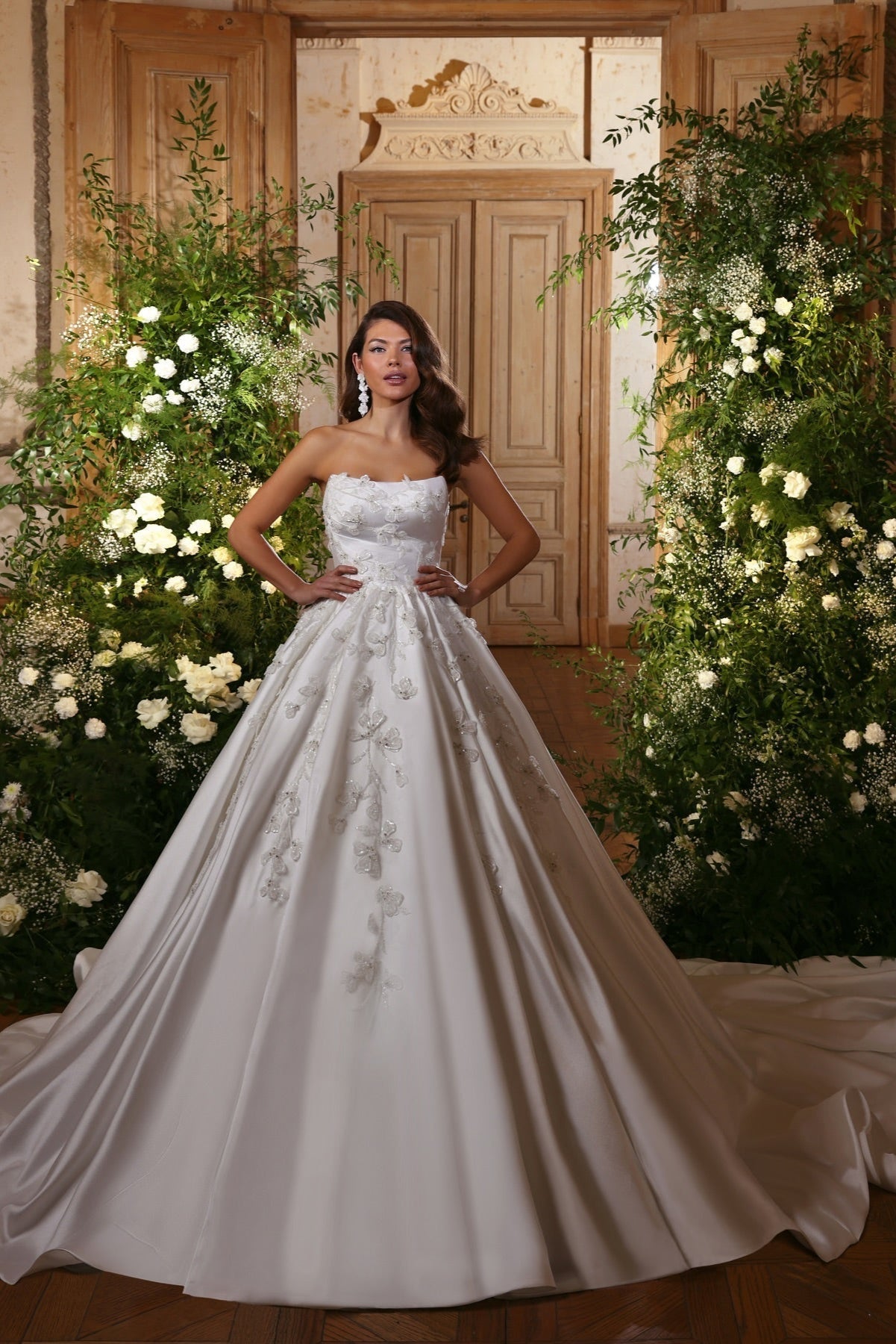 Dressystars White Wedding Dress A Line Strapless Beaded Ball Gown Sleeveless Cathedral Train Satin Bridal Gown With 3D Flowers