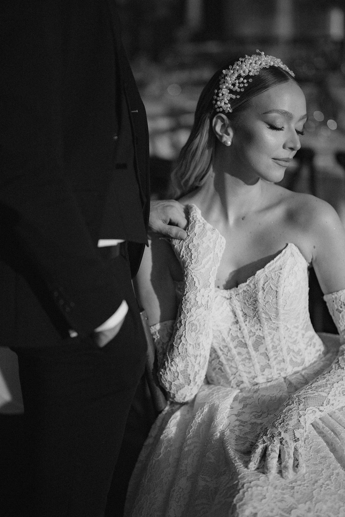 Dressystars White Wedding Dress A Line Strapless Sleeveless Sweep Train Lace Bridal Gown