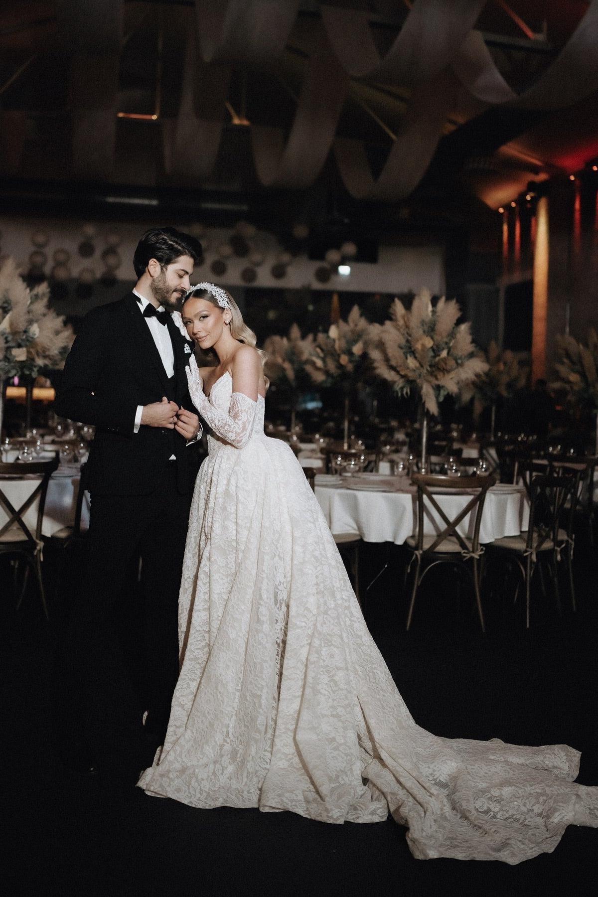 Dressystars White Wedding Dress A Line Strapless Sleeveless Sweep Train Lace Bridal Gown