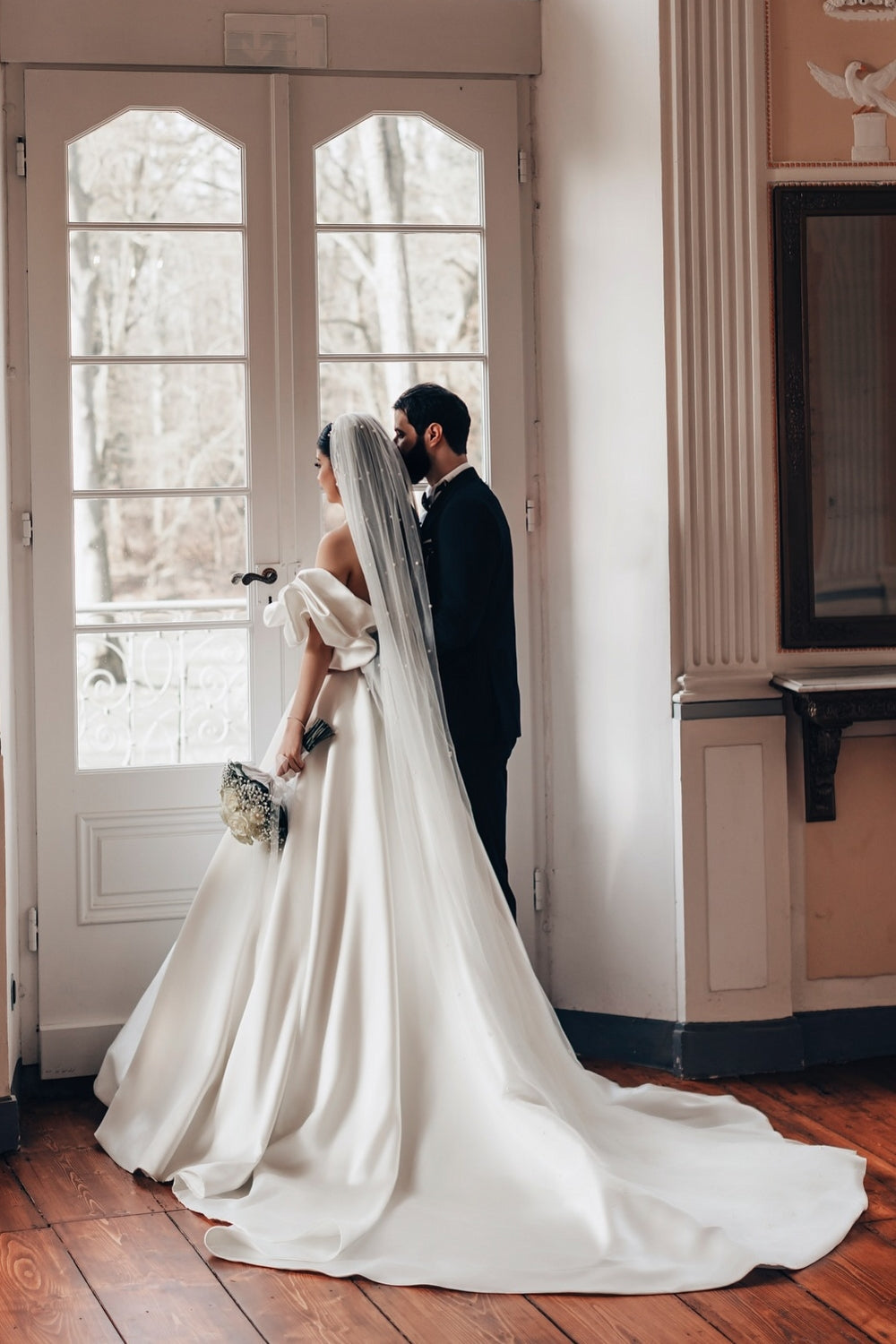 Dressystars White Wedding Dress A Line Strapless Sleeveless Sweep Train Satin Bridal Gown