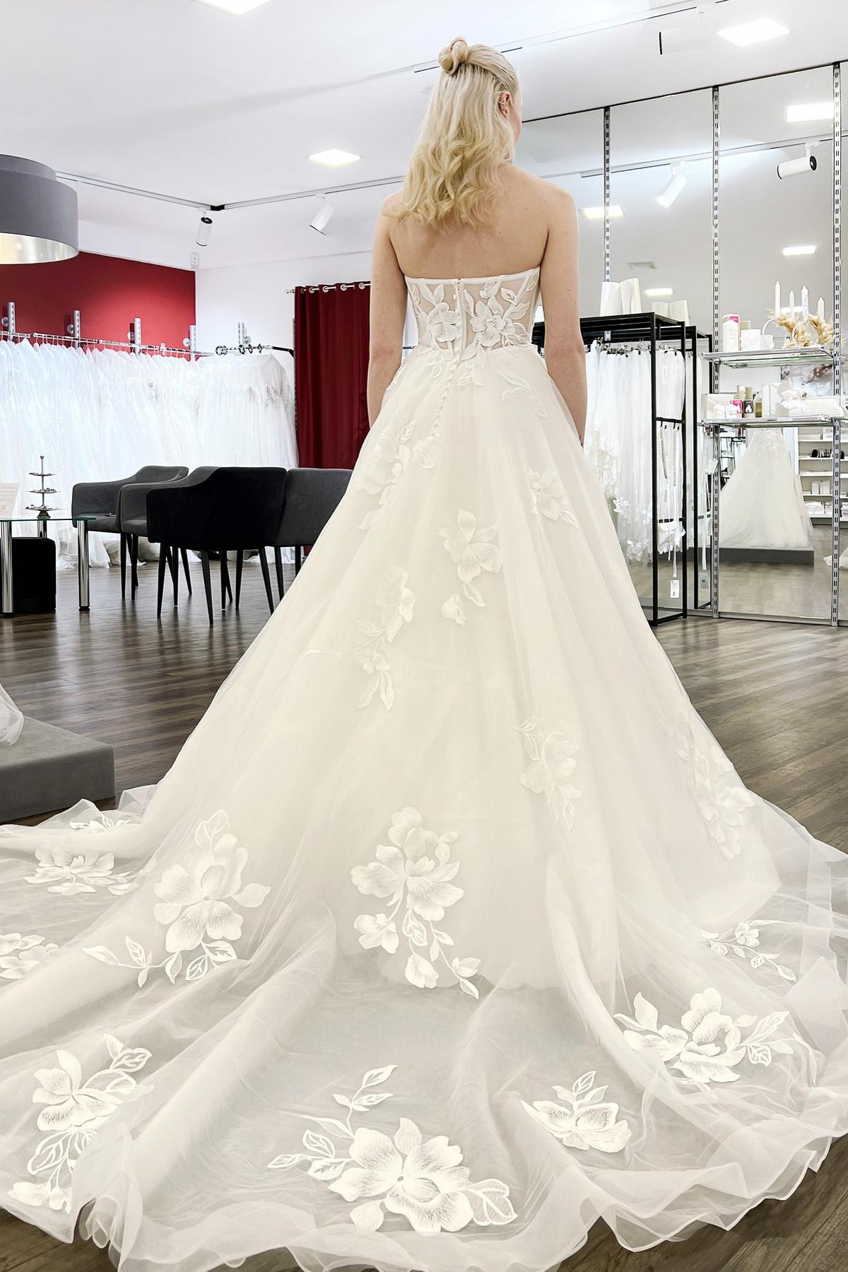 Dressystars White Wedding Dress A Line Sweetheart Sleeveless Embroidery Sweep Train Backless Tulle Bridal Gown