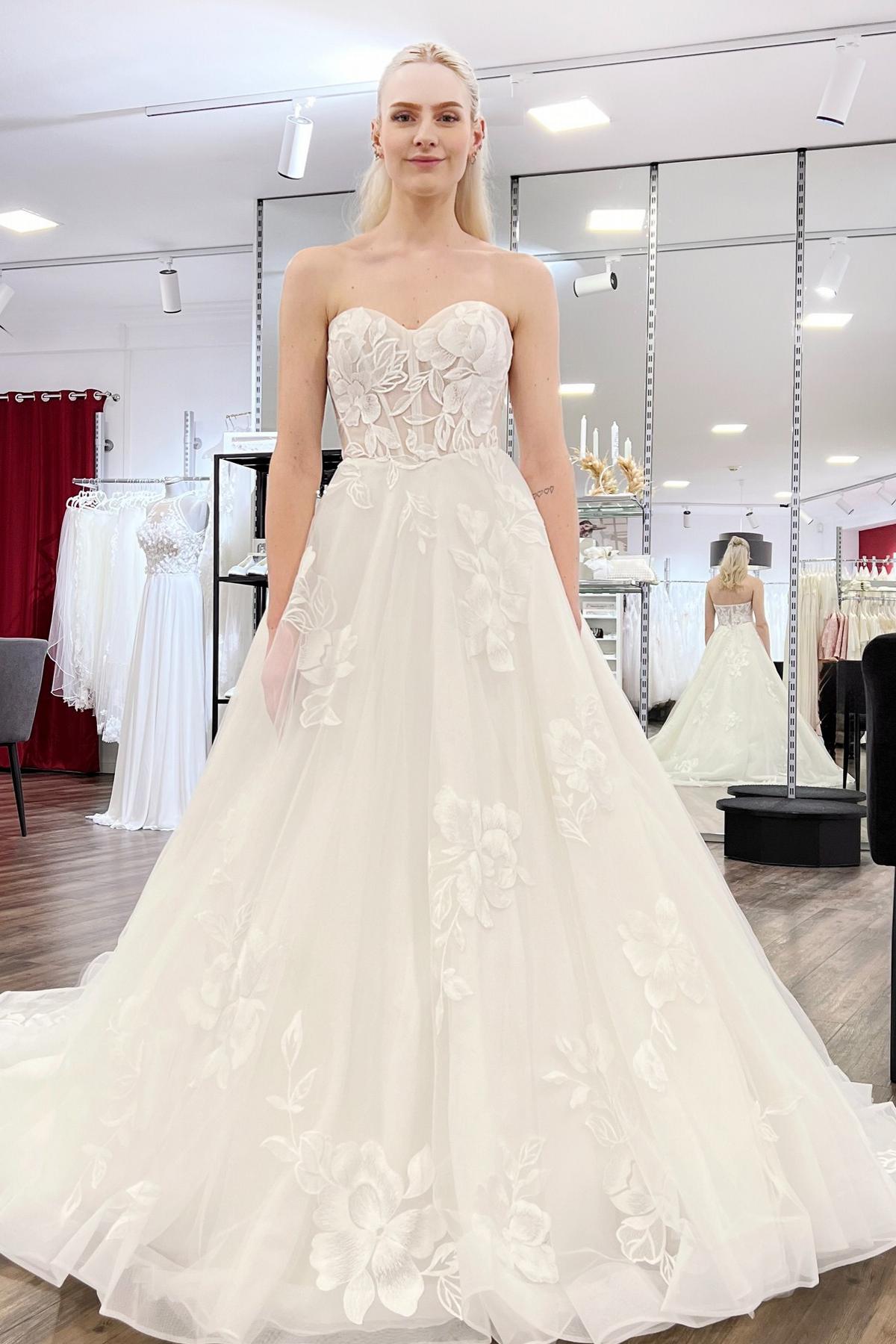 Dressystars White Wedding Dress A Line Sweetheart Sleeveless Embroidery Sweep Train Backless Tulle Bridal Gown