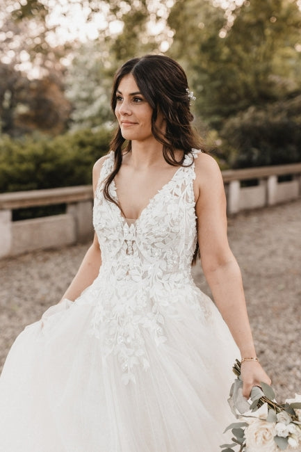 Dressystars White Wedding Dress A Line V Neck Spaghetti Strap Lace Sweep Train Tulle Bridal Gown With Appliques