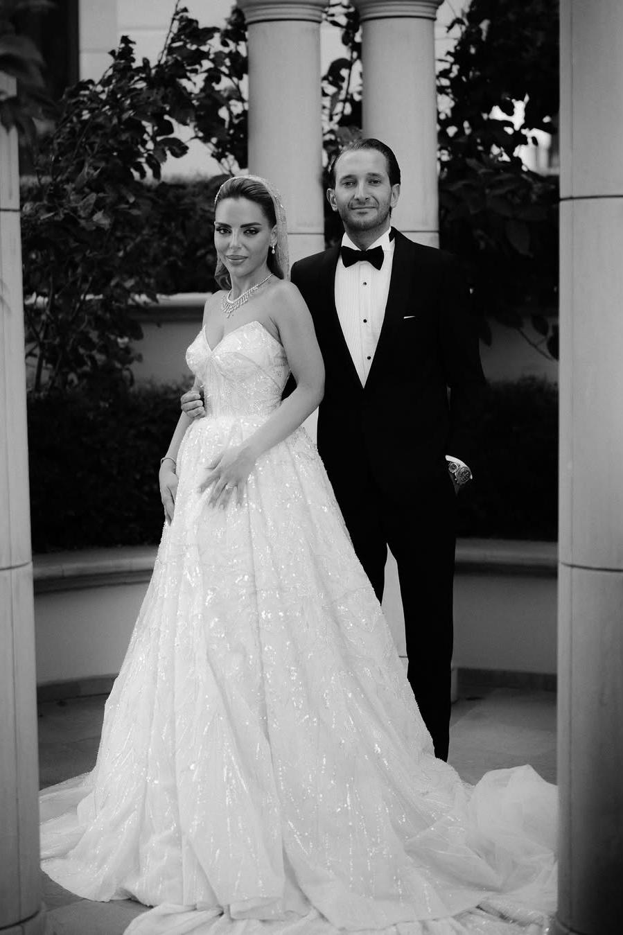 Dressystars White Wedding Dress Ball Gown Sweetheart Sleeveless Sequined Chapel Train Tulle Bridal Gown