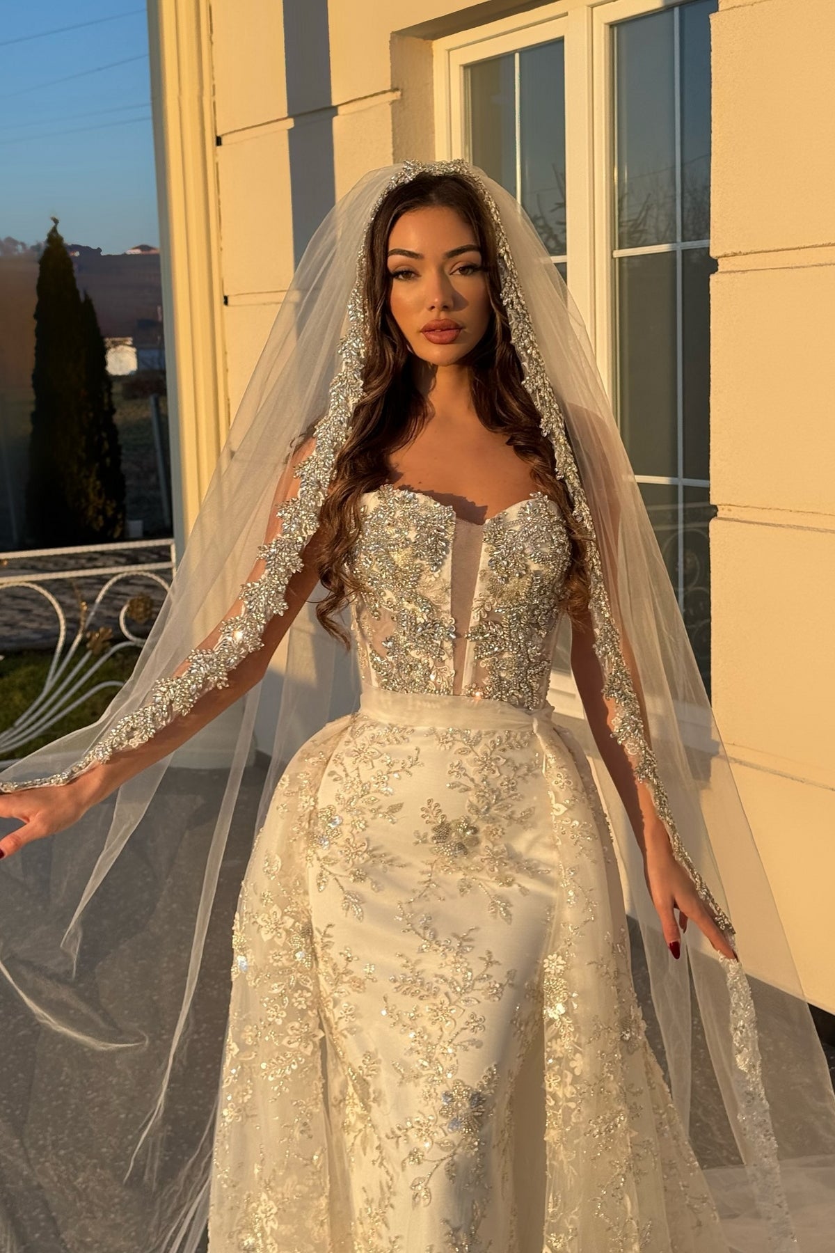 Dressystars White Wedding Dress Column Strapless Beaded Sequined Sleeveless Panel Train Lace Bridal Gown With Rhinestone