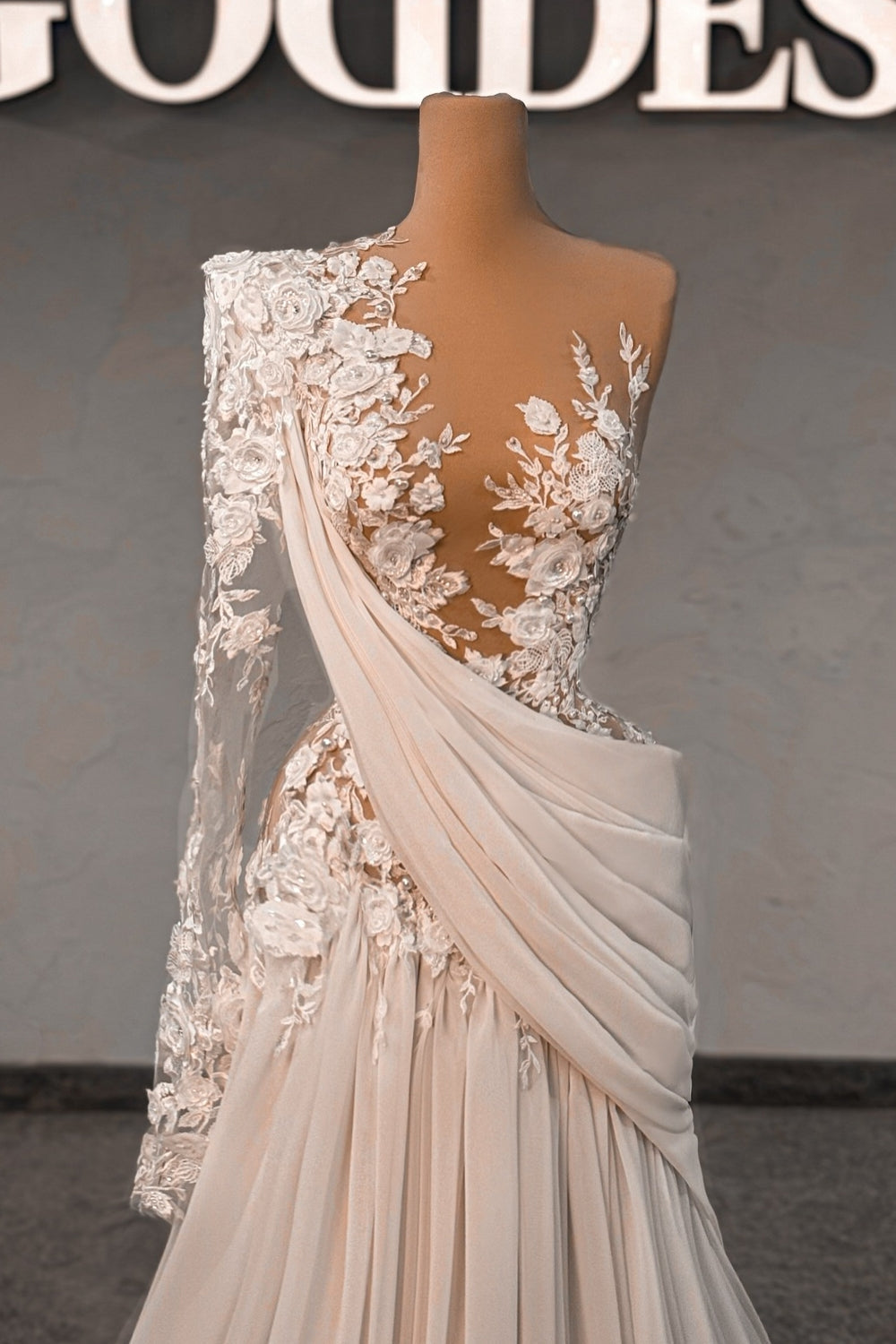 Dressystars White Wedding Dress Lace A Line One Shoulder Sleeves Beaded Sweep Train Chiffon Ruffle Bridal Gown With Pearls