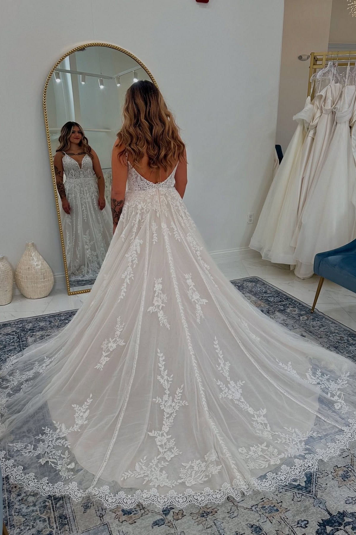 Dressystars White Wedding Dress Lace A Line V Neck Spaghetti Strap Sweep Train Tulle Bridal Gown With Appliques