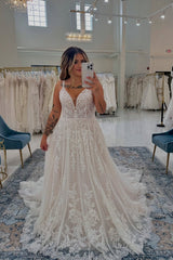 Dressystars White Wedding Dress Lace A Line V Neck Spaghetti Strap Sweep Train Tulle Bridal Gown With Appliques