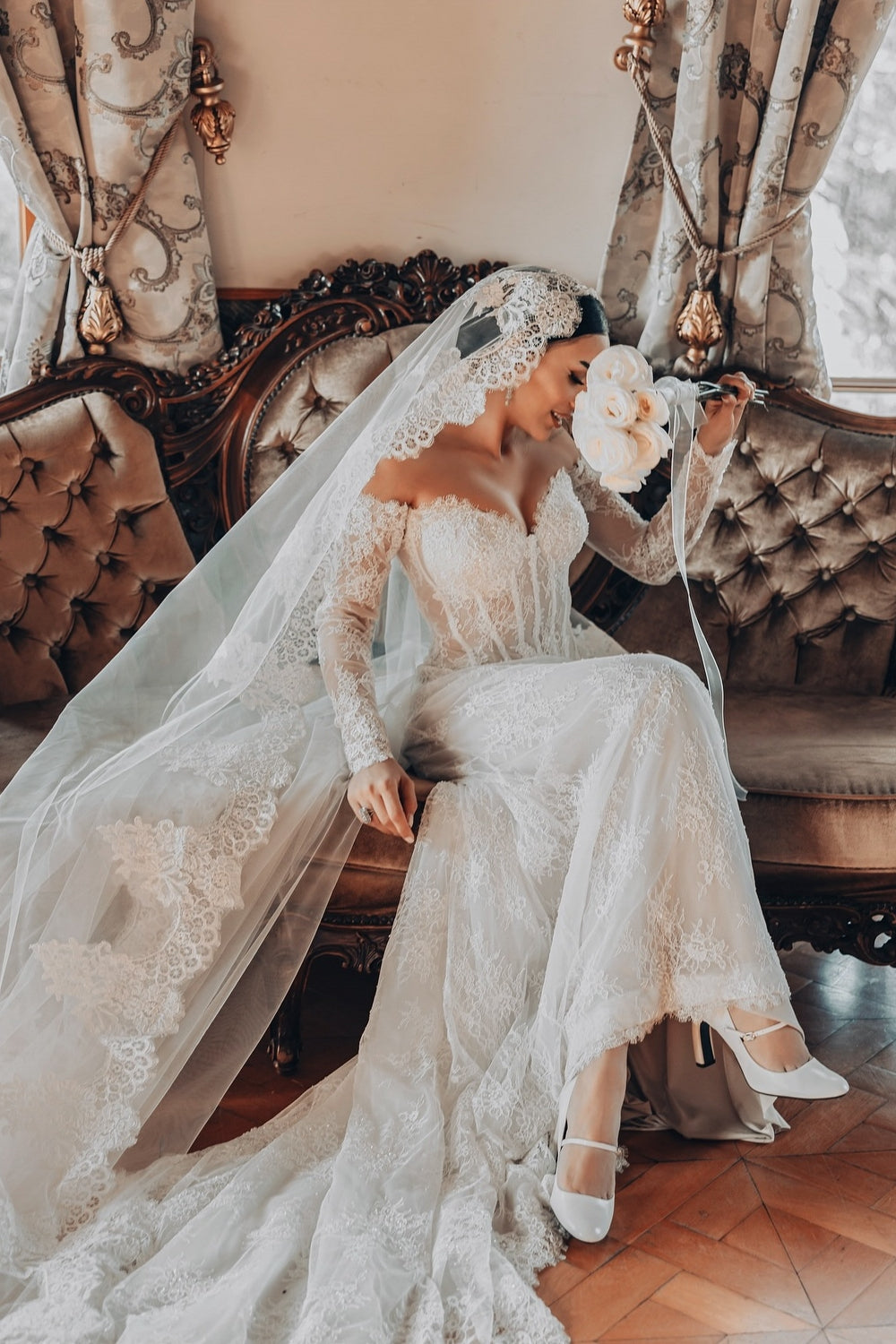 Dressystars White Wedding Dress Lace Mermaid Sweetheart Off The Shoulder Beaded Sleeves Sweep Train Bridal Gown