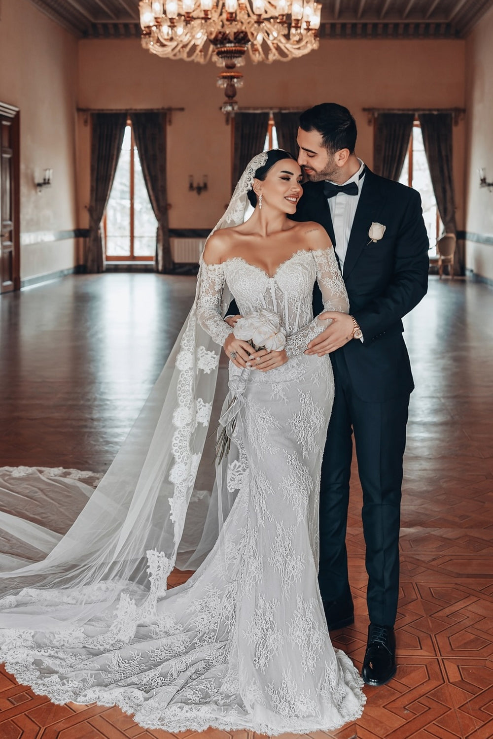 Dressystars White Wedding Dress Lace Mermaid Sweetheart Off The Shoulder Beaded Sleeves Sweep Train Bridal Gown