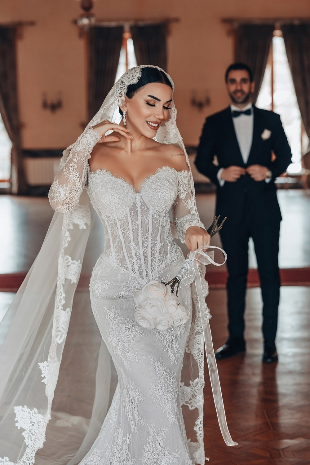 Dressystars White Wedding Dress Lace Mermaid Sweetheart Off The Shoulder Beaded Sleeves Sweep Train Bridal Gown