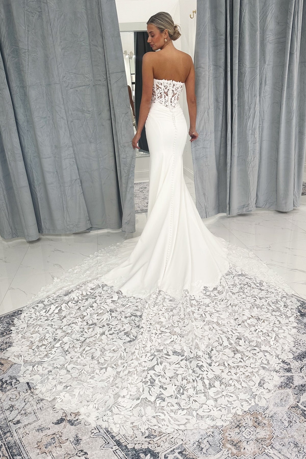 Dressystars White Wedding Dress Lace Mermaid Sweetheart Strapless Sleeveless Cathedral Train Ruffle Satin Bridal Gown