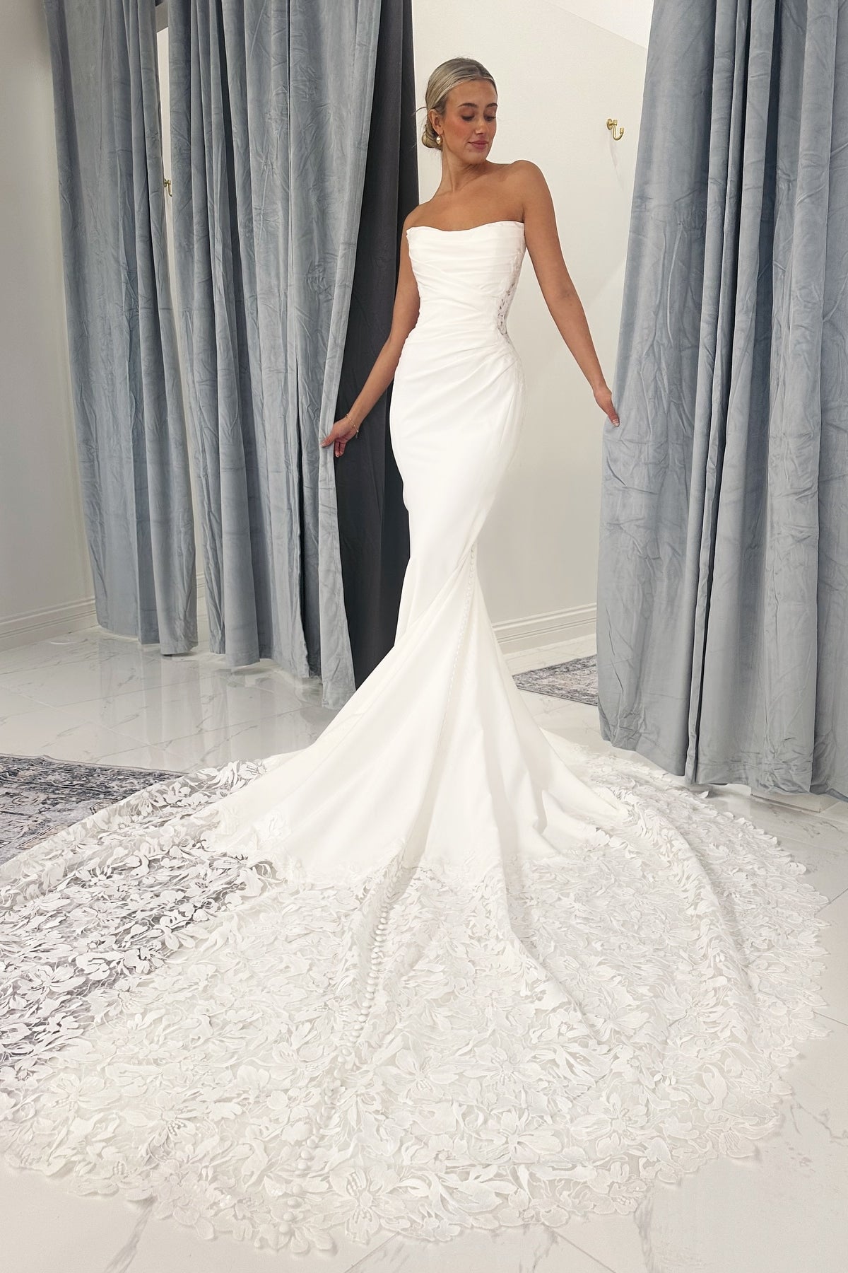 Dressystars White Wedding Dress Lace Mermaid Sweetheart Strapless Sleeveless Cathedral Train Ruffle Satin Bridal Gown