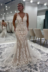 Dressystars White Wedding Dress Lace Mermaid V Neck Spaghetti Strap Sleeveless Backless Cathedral Train Tulle Bridal Gown