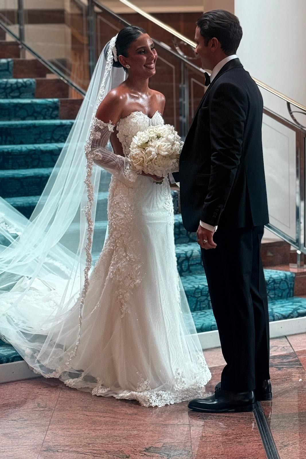 Dressystars White Wedding Dress Mermaid Lace Sweetheart Sleeveless Tulle Bridal Gown With Appliques