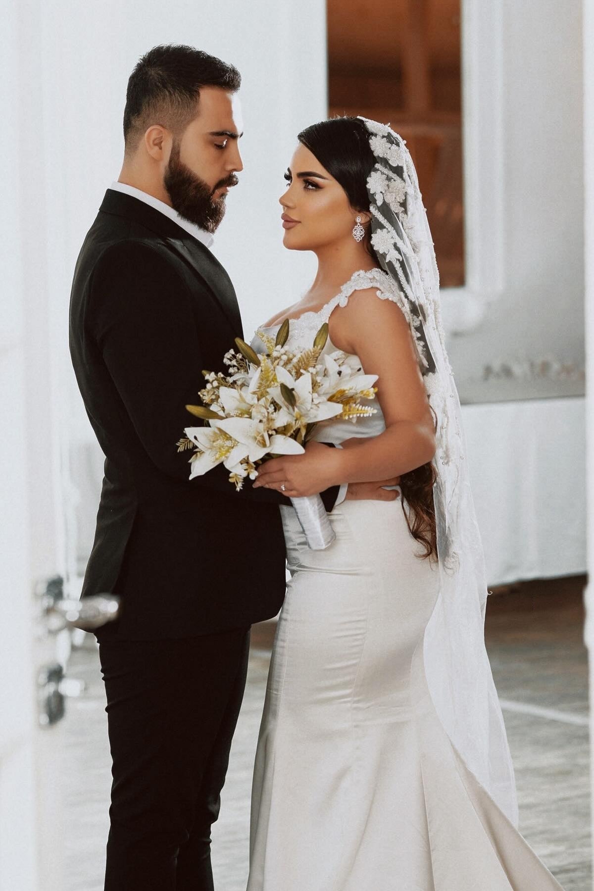 Dressystars White Wedding Dress Mermaid Spaghetti Strap Square Sleeveless Sweep Train Satin Bridal Gown With Appliques