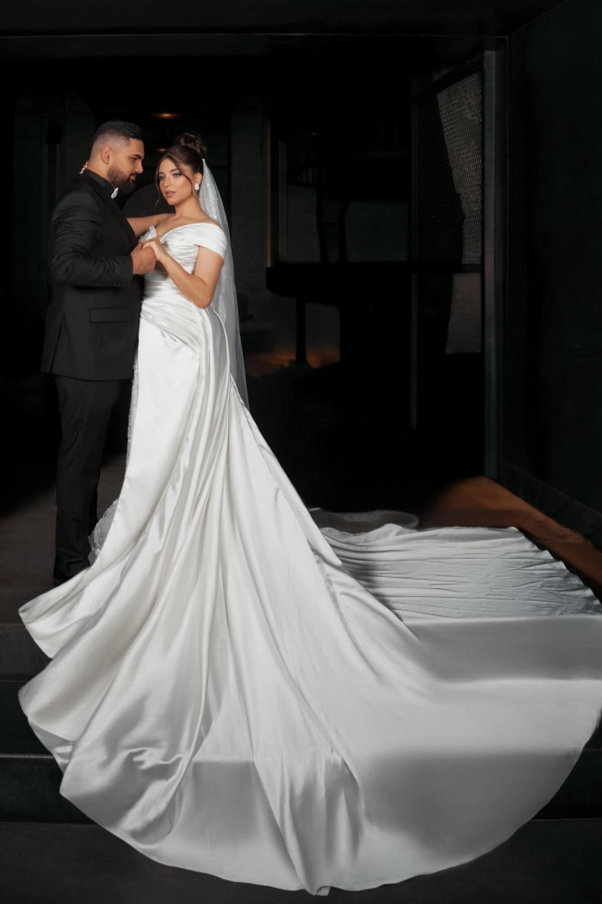 Dressystars White Wedding Dress Mermaid Sweetheart One Shoulder Sleeveless Sequined Lace Panel Train Satin Bridal Gown