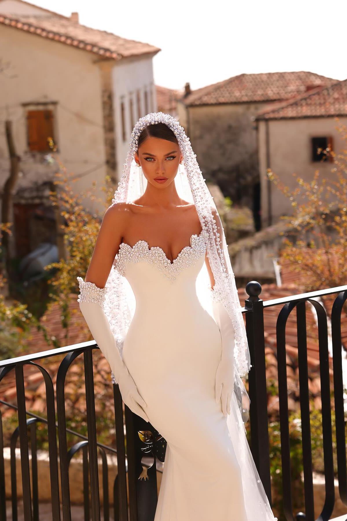 Dressystars White Wedding Dress Mermaid Sweetheart Sleeveless Beaded Sweep Train Satin Bridal Gown With Pearls