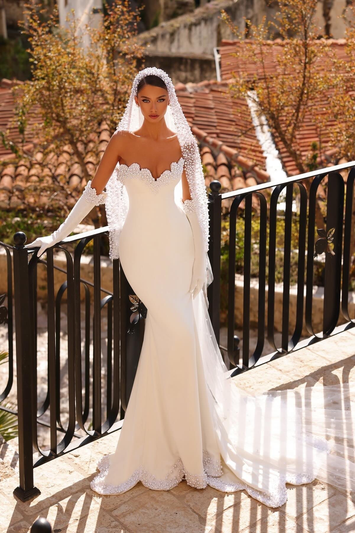 Dressystars White Wedding Dress Mermaid Sweetheart Sleeveless Beaded Sweep Train Satin Bridal Gown With Pearls