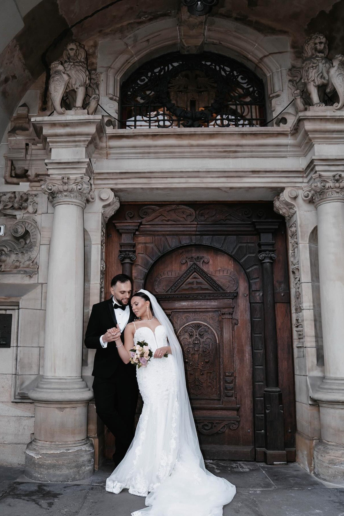 Dressystars White Wedding Dress Mermaid Sweetheart Spaghetti Straps Sleeveless Beaded Sweep Train Tulle Bridal Gown