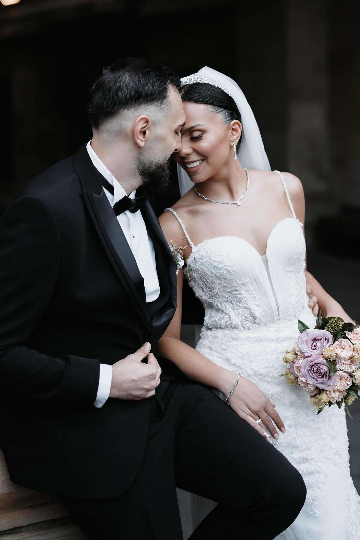 Dressystars White Wedding Dress Mermaid Sweetheart Spaghetti Straps Sleeveless Beaded Sweep Train Tulle Bridal Gown