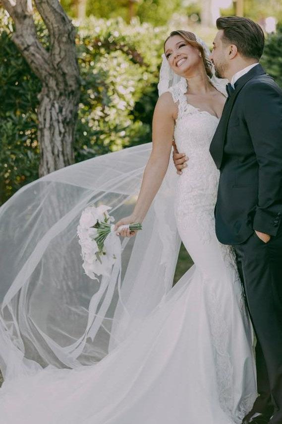 Dressystars White Wedding Dress Mermaid V Neck Sleeveless Beaded Sweep Train Tulle Bridal Gown With Appliques
