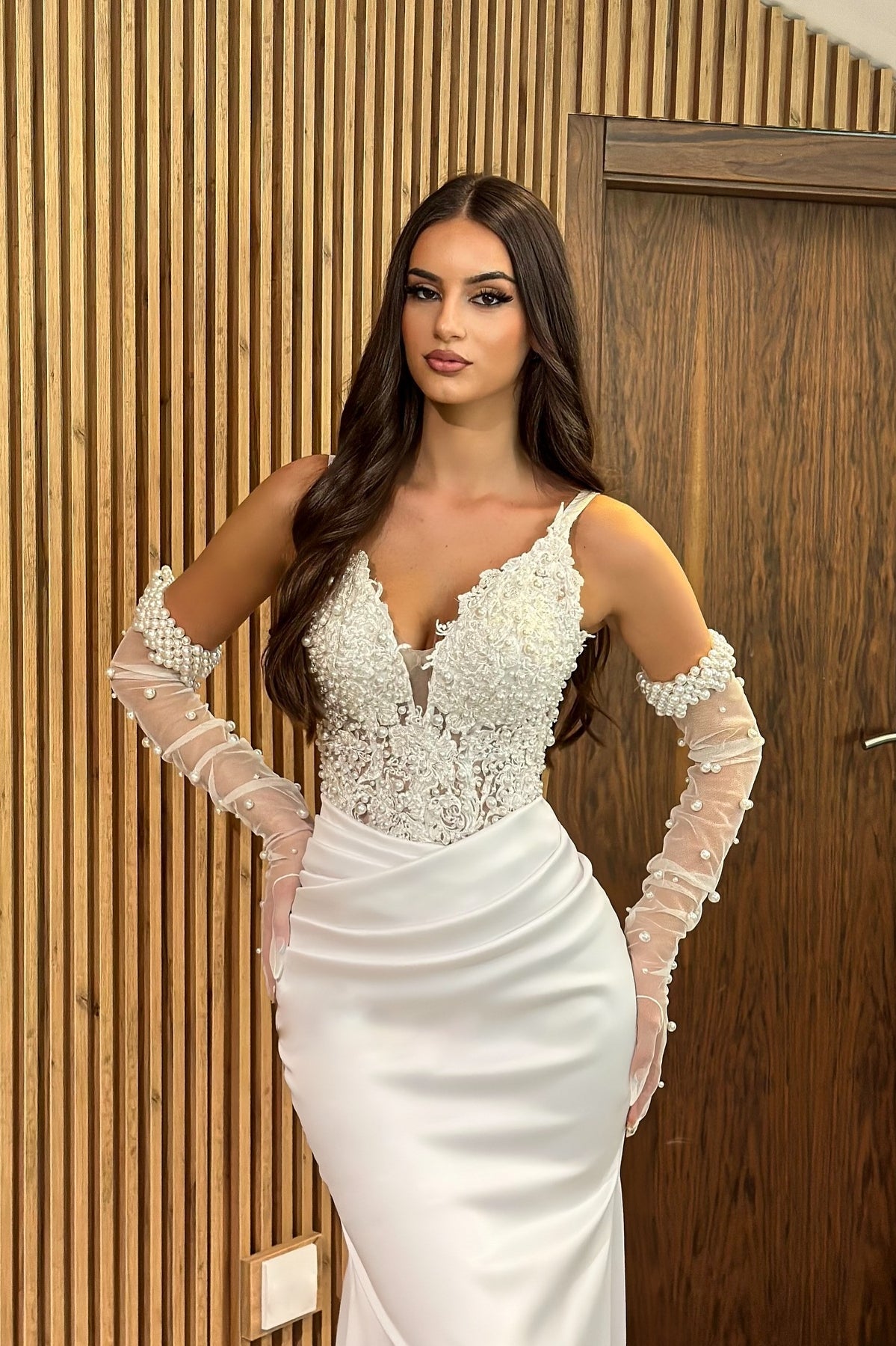 Dressystars White Wedding Dress Mermaid V Neck Spaghetti Strap Lace Sleeveless Beaded Satin Bridal Gown With Pearls