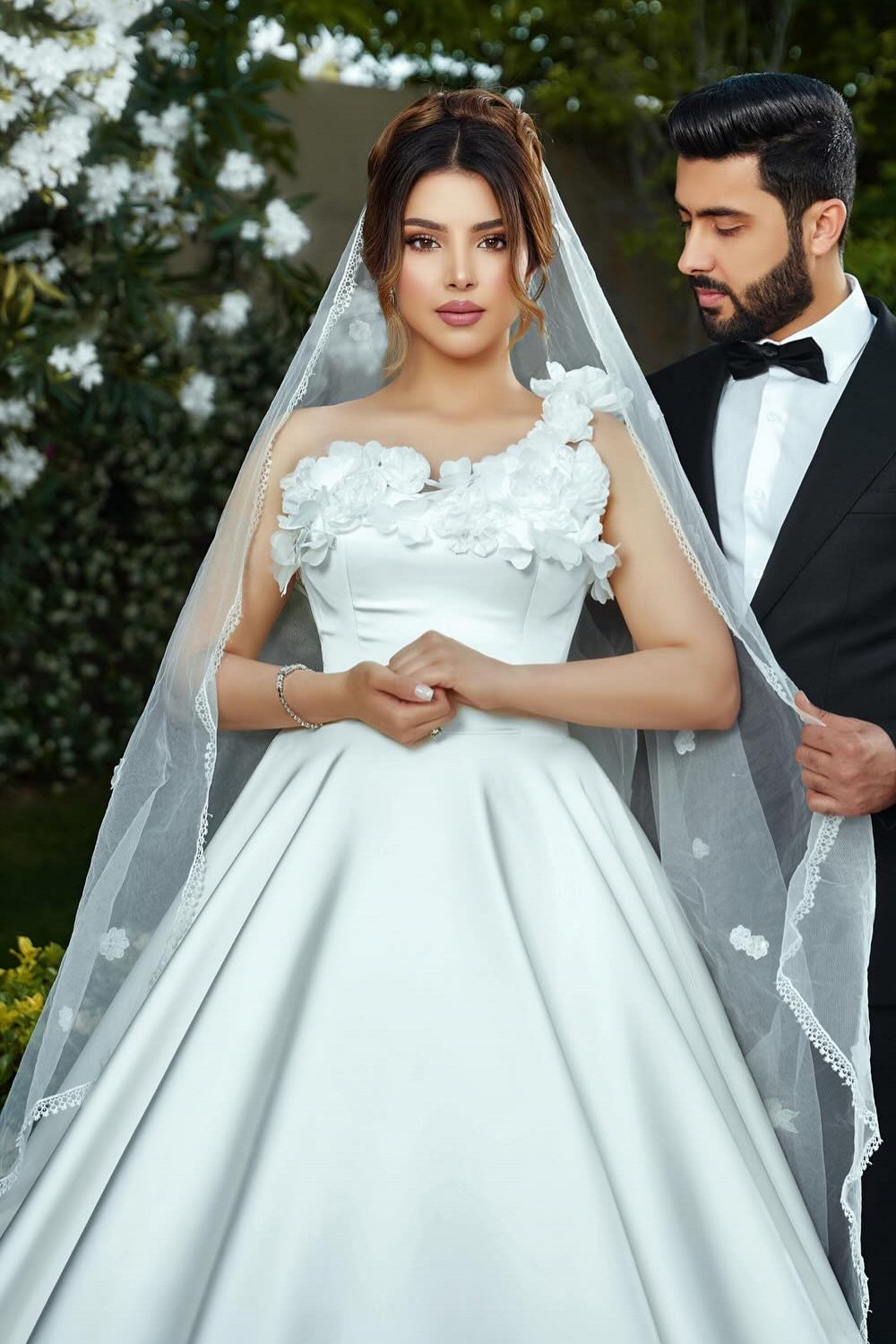 Dressystars White Wedding Dress One Shoulder Sleeveless Sweep Train Ball Gown Satin Bridal Gown With 3D Flowers