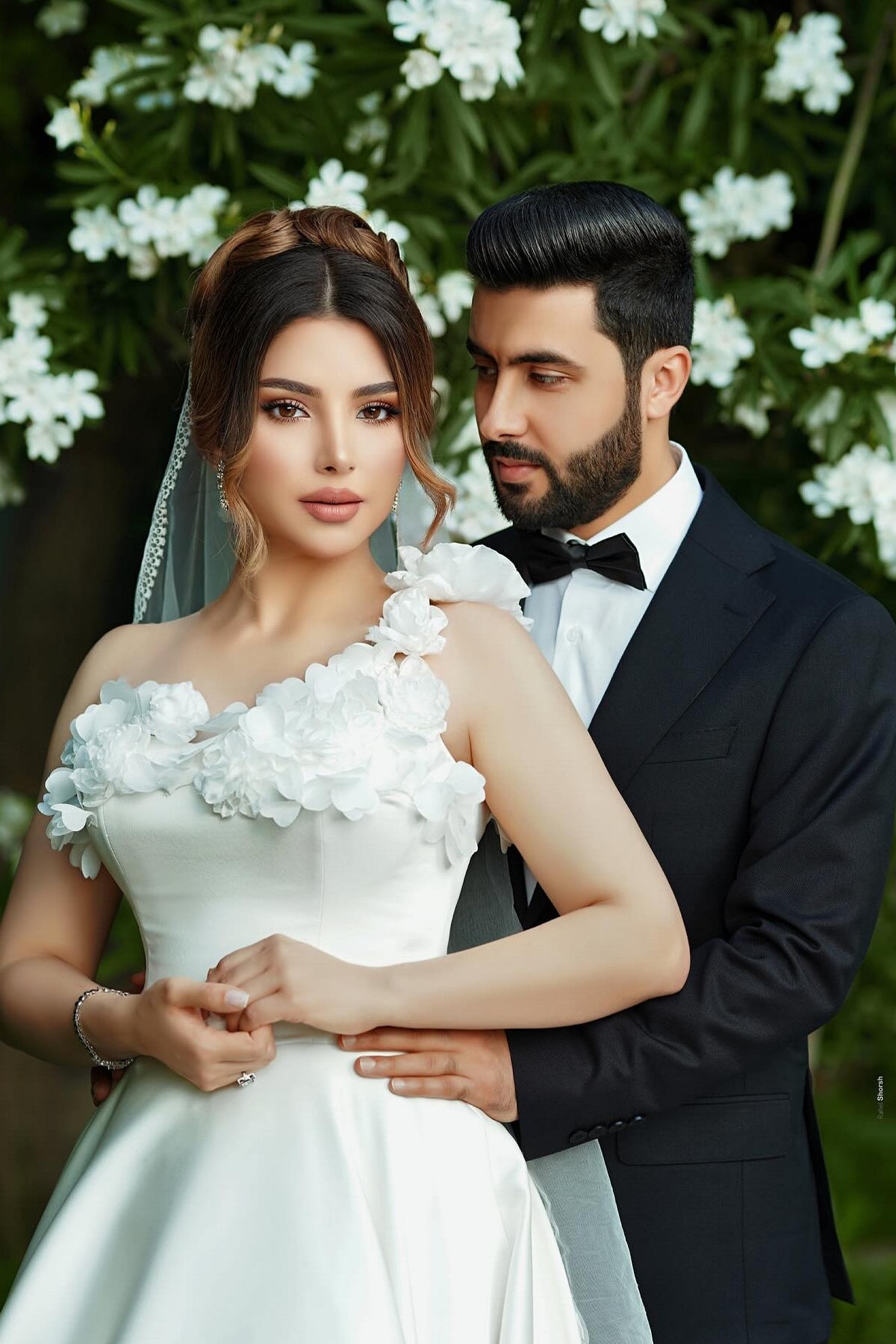 Dressystars White Wedding Dress One Shoulder Sleeveless Sweep Train Ball Gown Satin Bridal Gown With 3D Flowers