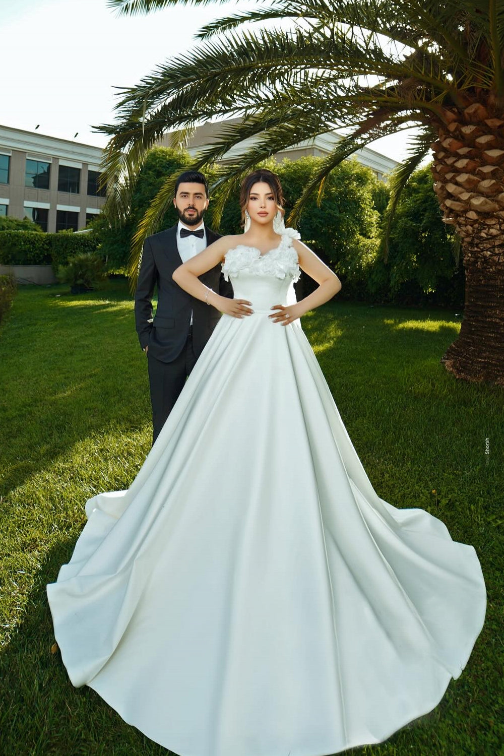 Dressystars White Wedding Dress One Shoulder Sleeveless Sweep Train Ball Gown Satin Bridal Gown With 3D Flowers
