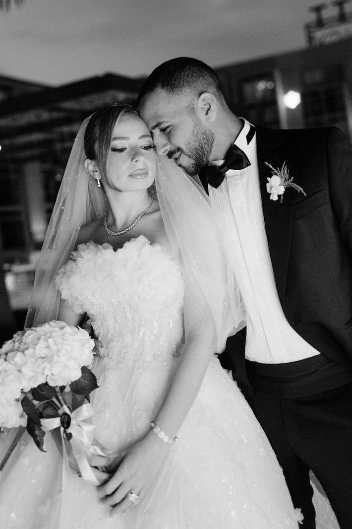 Dressystars White Wedding Dress Strapless Beaded Ball Gown Sleeveless Cathedral Train Tulle Bridal Gown With Appliques
