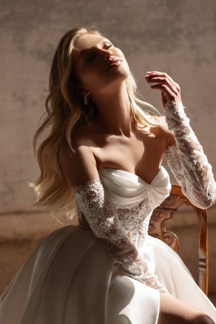 Dressystars White Wedding Dress Sweetheart A Line Sleeveless Lace Sweep Train Chiffon Bridal Gown With High Slit
