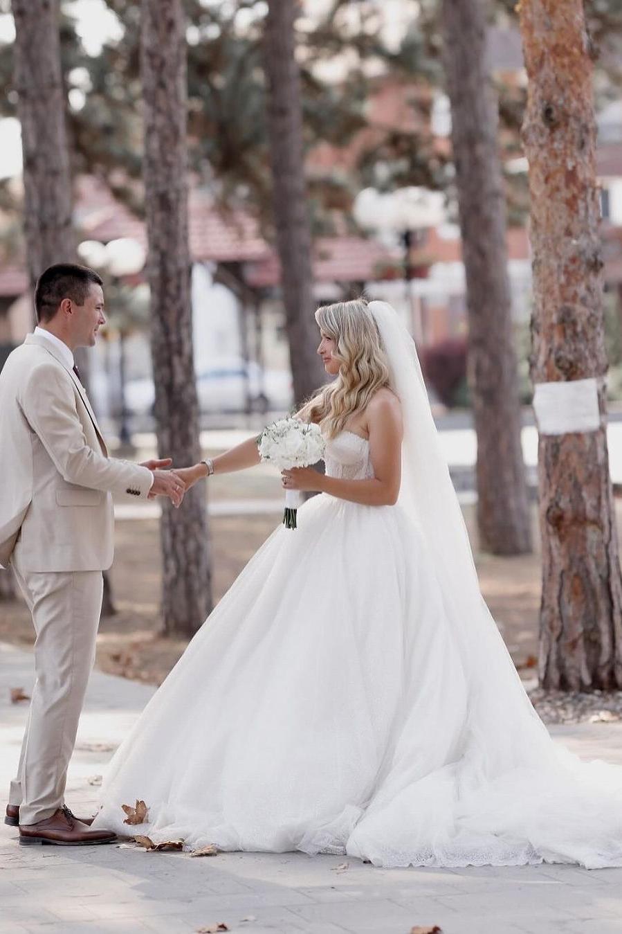 Dressystars White Wedding Dress Sweetheart Ball Gown Beaded Sleeveless Cathedral Train Tulle Bridal Gown