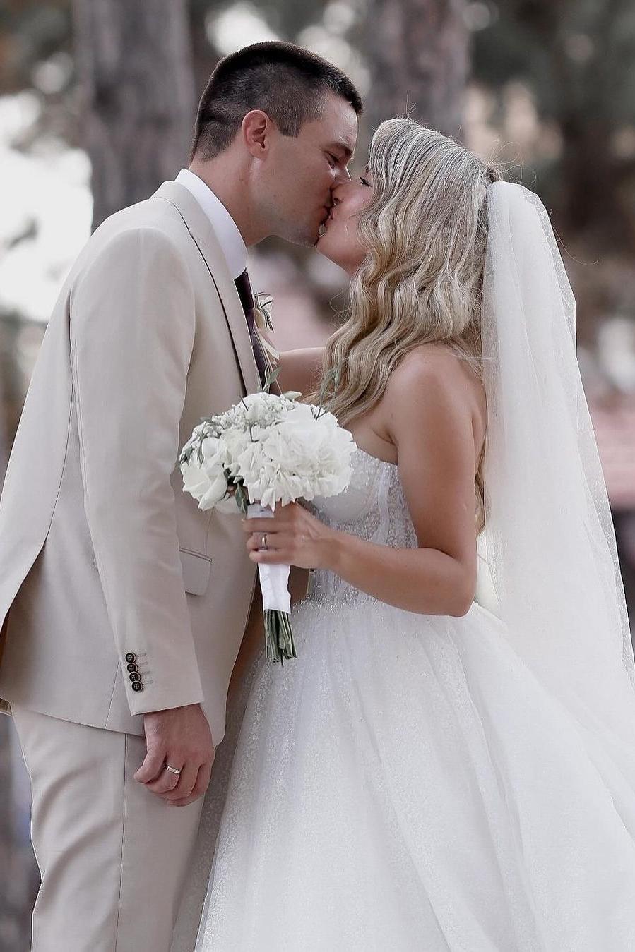 Dressystars White Wedding Dress Sweetheart Ball Gown Beaded Sleeveless Cathedral Train Tulle Bridal Gown