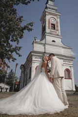 Dressystars White Wedding Dress Sweetheart Ball Gown Beaded Sleeveless Cathedral Train Tulle Bridal Gown