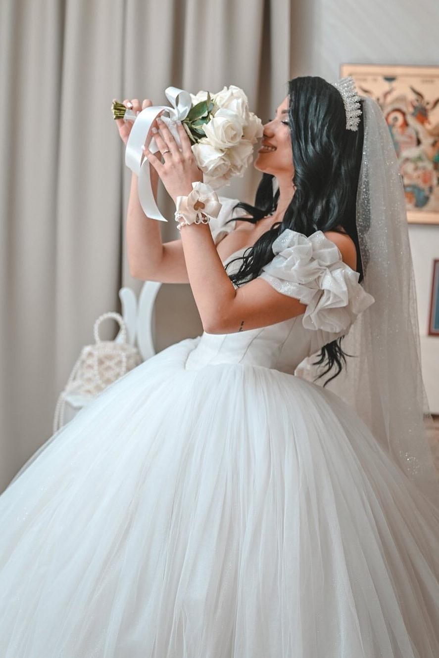 Dressystars White Wedding Dress Sweetheart Ball Gown Off The Shoulder Sleeveless Cathedral Train Ruffles Tulle Bridal Gown
