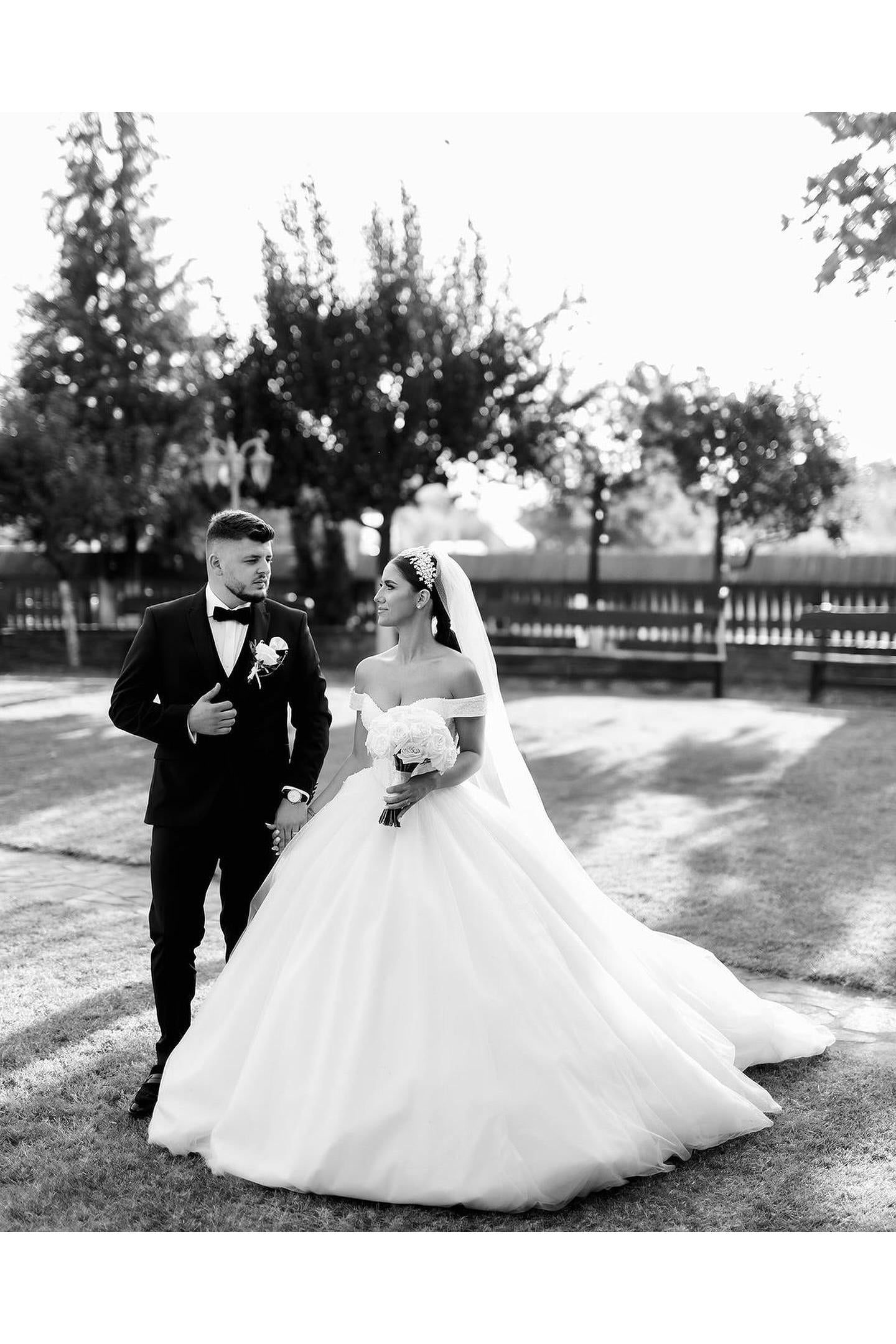 Dressystars White Wedding Dress Sweetheart Ball Gown Off The Shoulder Sleeveless Lace Up Cathedral Train Tulle Bridal Gown