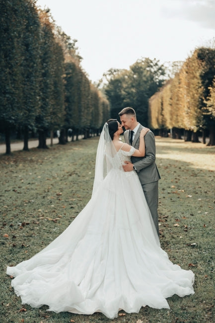 Dressystars White Wedding Dress Sweetheart Off The Shoulder Sleeveless Lace Ball Gown Tulle Bridal Gown With Appliques