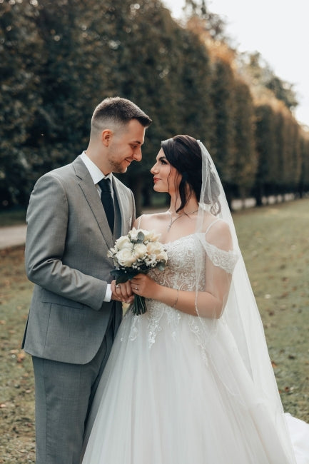 Dressystars White Wedding Dress Sweetheart Off The Shoulder Sleeveless Lace Ball Gown Tulle Bridal Gown With Appliques